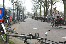 804835 Gezicht op het fietspad langs het Smakkelaarsveld te Utrecht, met lukraak gestalde en omgevallen fietsen.